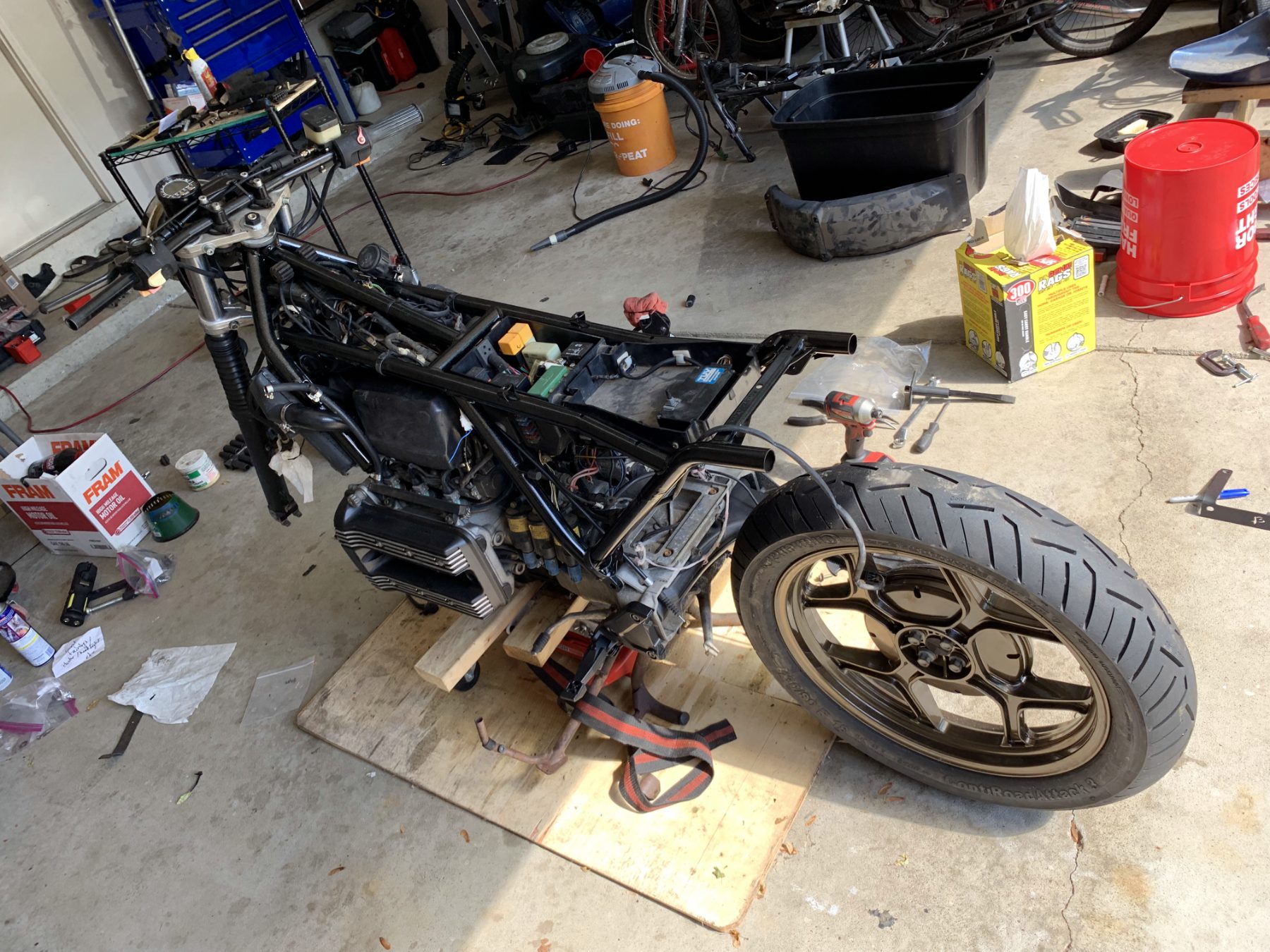 Rolling chassis with bronze wheels